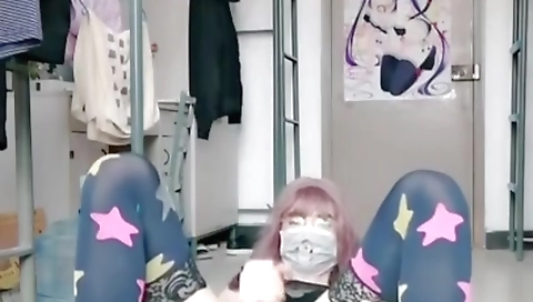 Chinese teen gets fucked on the bed and cum on the bed