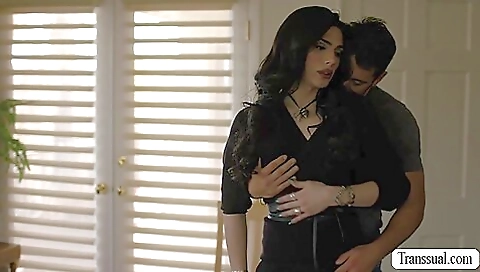 Brunette trans babe in black shorts and a tight anal deepthroat