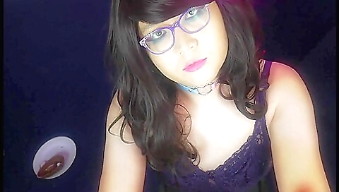 Sweet brunette chick gets a nice creampie on the beach